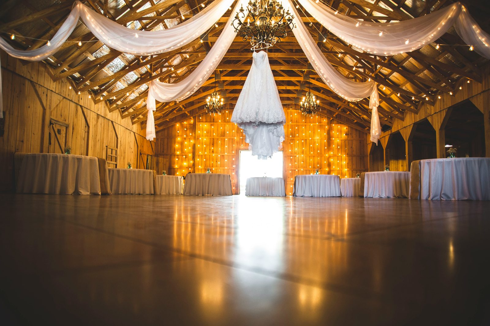Coppia di sposi che visita e valuta una location matrimonio con il contratto in mano