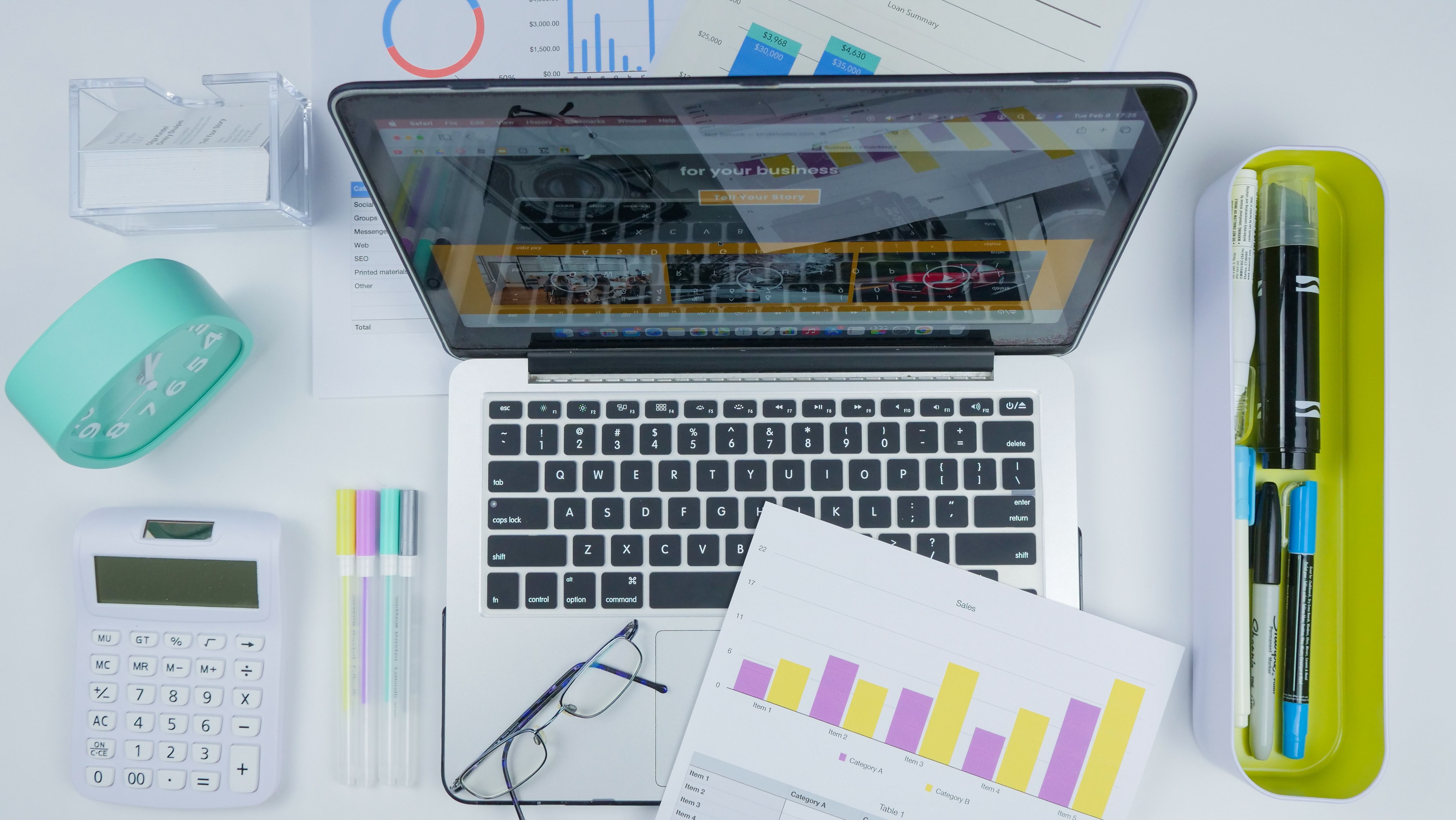 Wedding planner che organizza il lavoro al computer in ufficio
