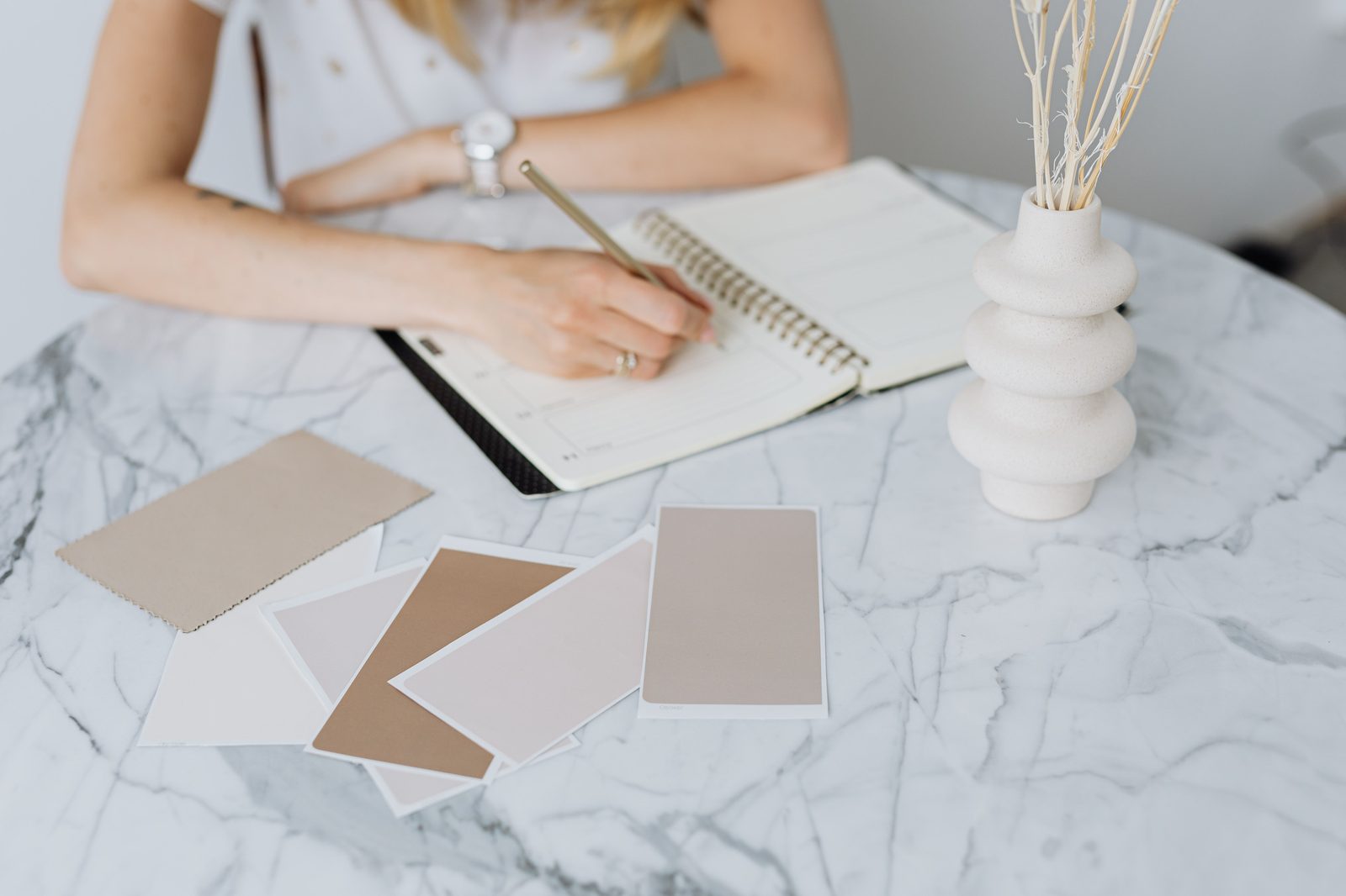 Wedding planner che analizza numeri e margini al computer