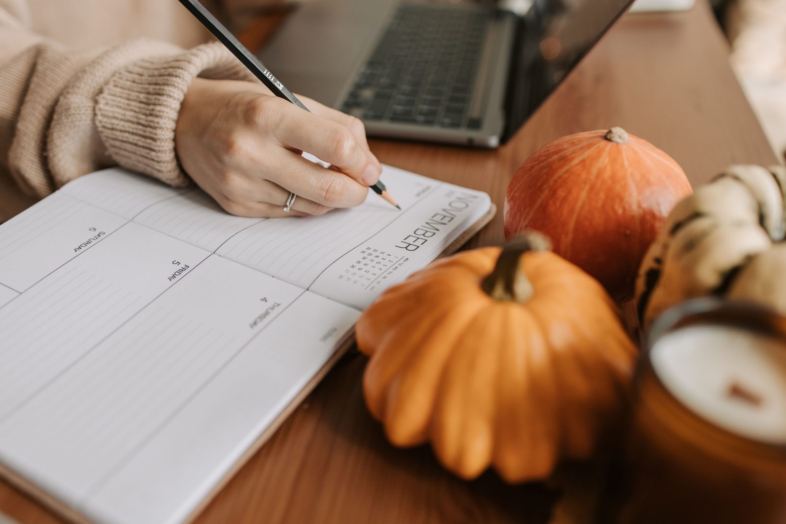 Wedding planner che pianifica la stagione successiva sul calendario